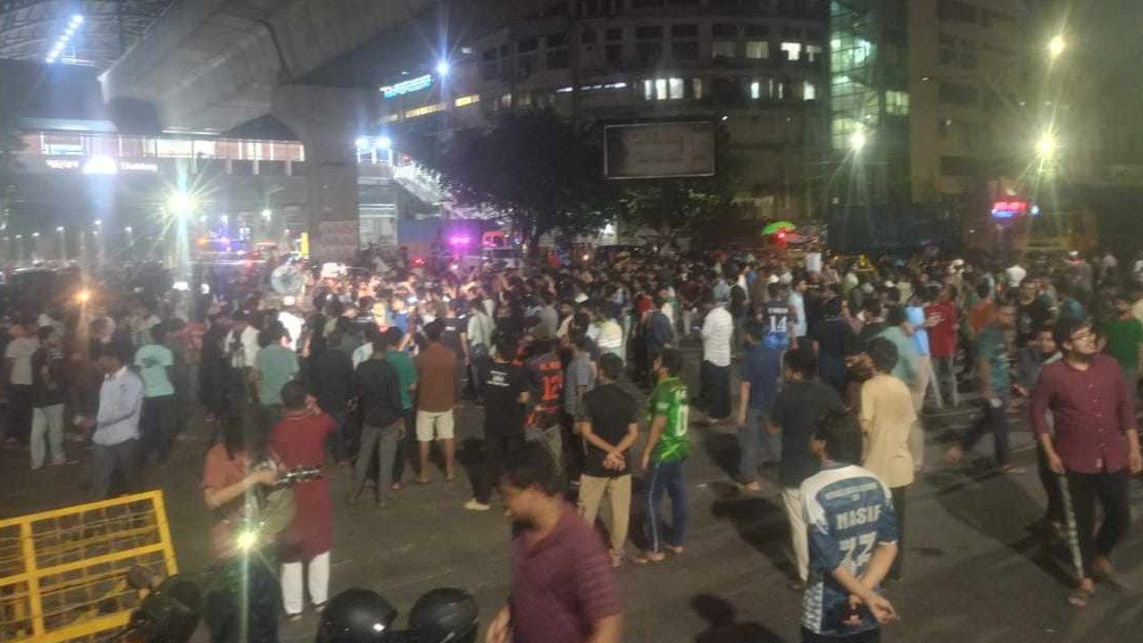 শাহবাগ অবরোধ করেন শিক্ষার্থীরা। ছবি : কালবেলা