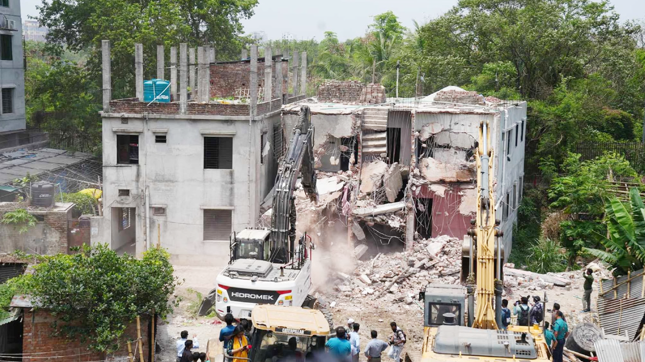মোহাম্মদপুরের হাইক্কার খালের জায়গা উদ্ধারে ভবন ভেঙে দেওয়া হয়েছে। ছবি : কালবেলা