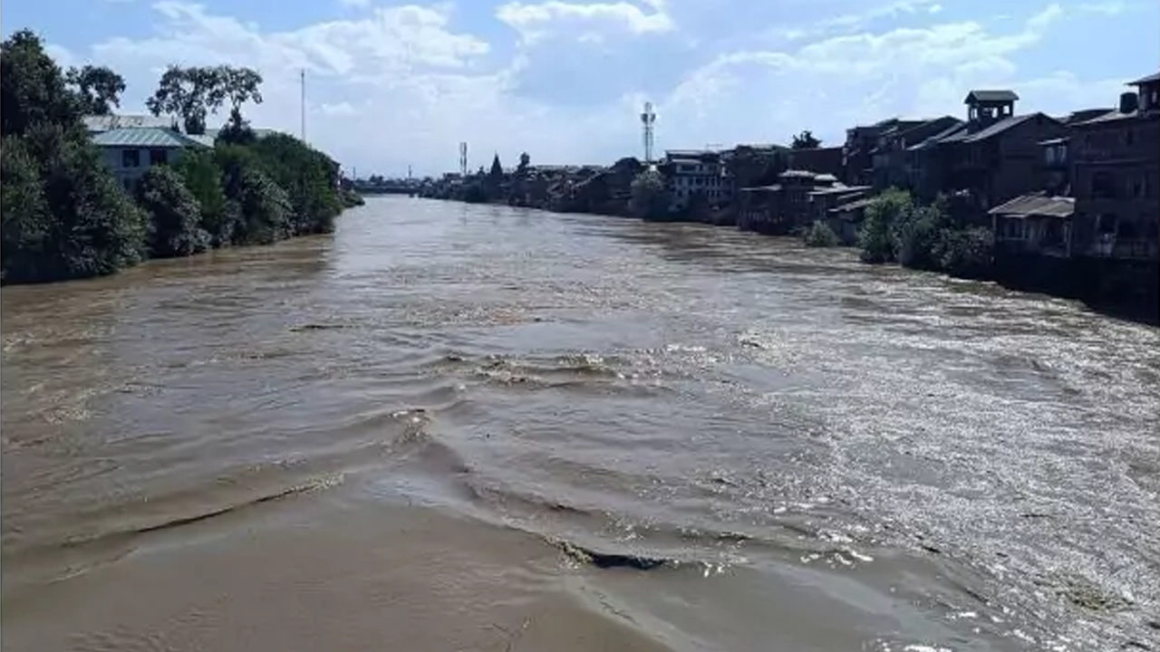 পূর্বসতর্কতা ছাড়াই ঝিলাম নদীতে অতিরিক্ত পানি ছেড়েছে ভারত। ছবি: সংগৃহীত