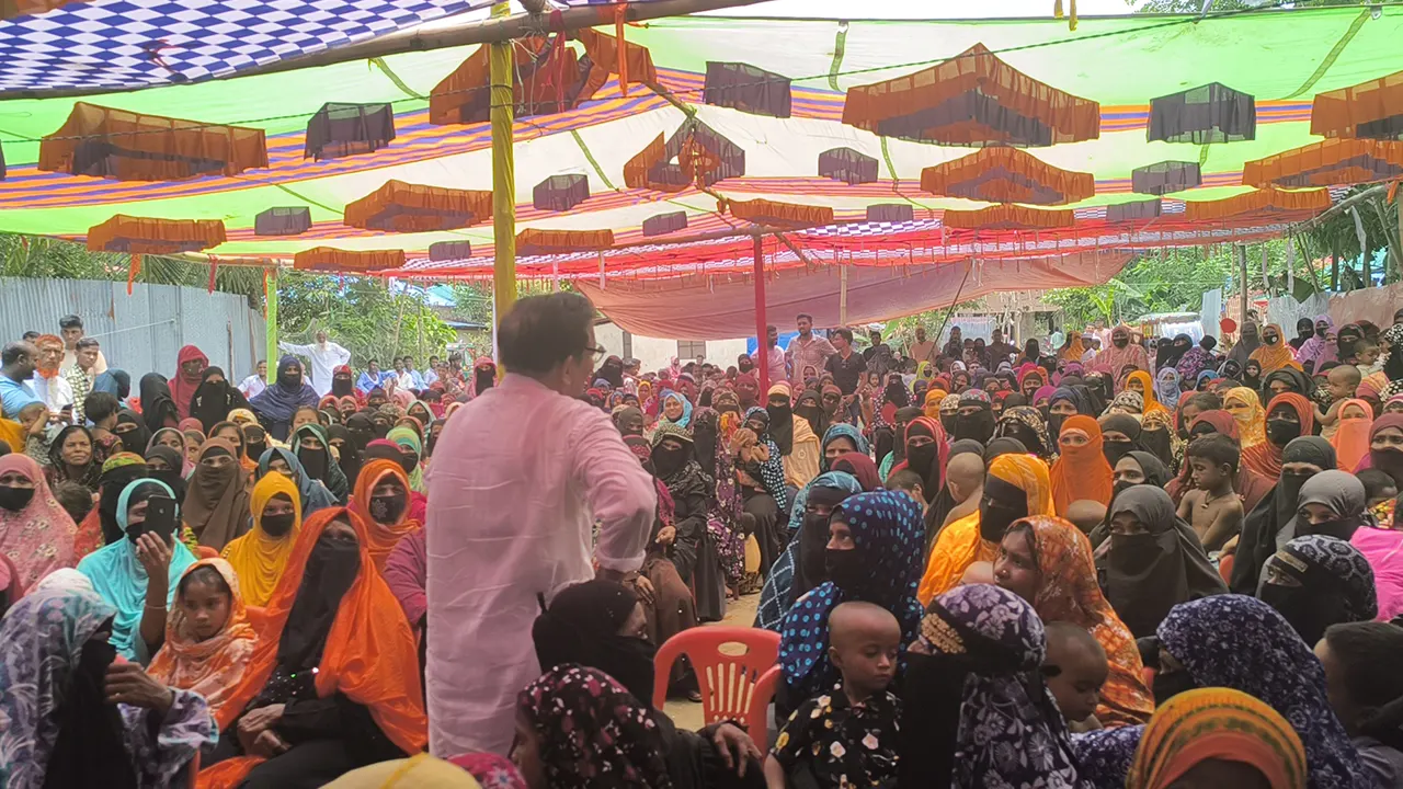 লক্ষ্মীপুরের রামগতিতে মহিলা দলের উঠান বৈঠকে বক্তব্য দেন এবিএম আশরাফ উদ্দিন নিজান। ছবি : কালবেলা