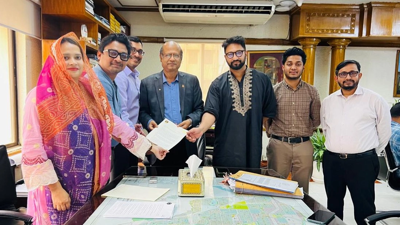এবি পার্টির শ্যাডো অ্যাফেয়ার্স কমিটির উদ্যোগে ২৮ দফা প্রস্তাব রাজউক চেয়ারম্যানের হাতে তুলে দেওয়া হয়। ছবি : কালবেলা
