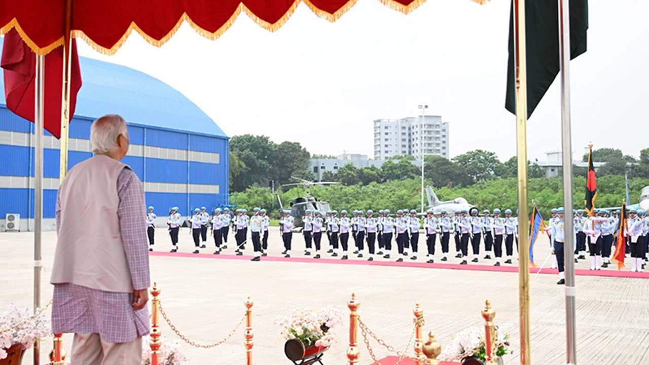 বাংলাদেশ বিমান বাহিনীর অনুশীলন পর্যবেক্ষণে প্রধান উপদেষ্টা ড. মুহাম্মদ ইউনূস। ছবি: প্রধান উপদেষ্টার প্রেস উইং