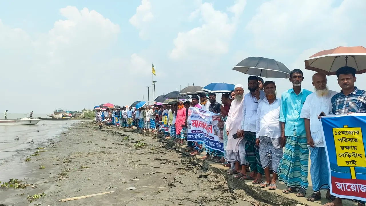 মানববন্ধন কর্মসূচিতে অংশ নেন স্থানীয় বাসিন্দা, বিদ্যালয়, মাদ্রাসার শিক্ষার্থীসহ বিভিন্ন শ্রেণিপেশার মানুষ। ছবি : কালবেলা