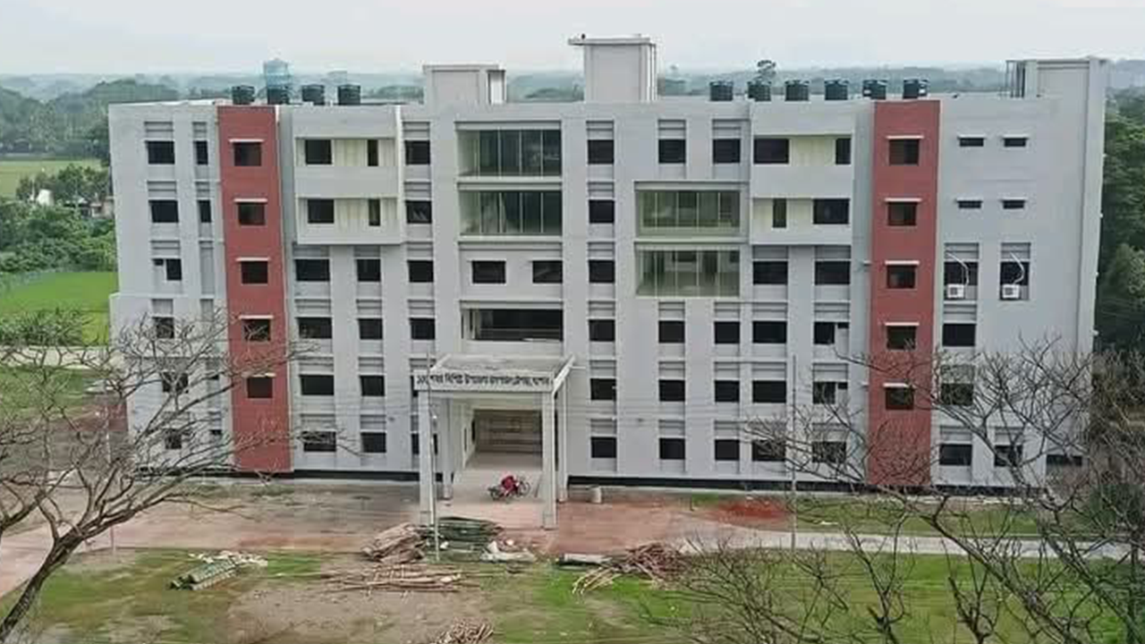 অযত্নে পড়ে আছে হাসপাতাল ভবন। ছবি : কালবেলা