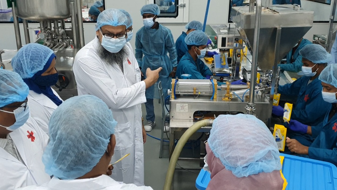 রিমার্ক এইচবি লিমিটেডের ফ্যাক্টরি পরিদর্শনকালে শিল্প সচিব। ছবি : সংগৃহীত