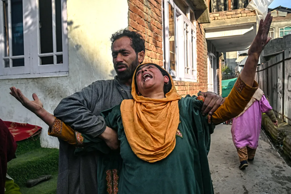 বাড়ি হারিয়ে অসহায় কাশ্মীরিদের আর্তনাদ, দেখুন ছবিতে