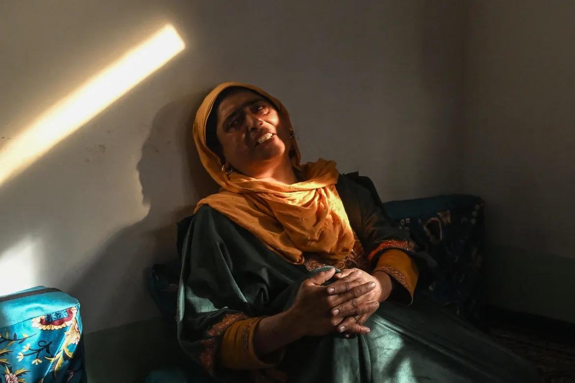 বাড়ি হারিয়ে অসহায় কাশ্মীরিদের আর্তনাদ, দেখুন ছবিতে