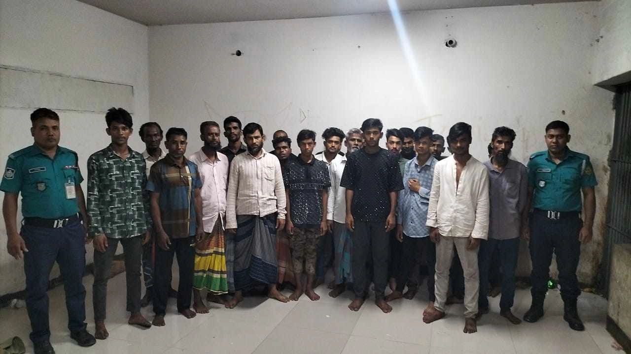 গ্রেপ্তারকৃত পেশাদার ছিনতাইকারী, পরোয়ানাভুক্ত আসামি ও বিভিন্ন অপরাধে জড়িত অপরাধী। ছবি : কালবেলা