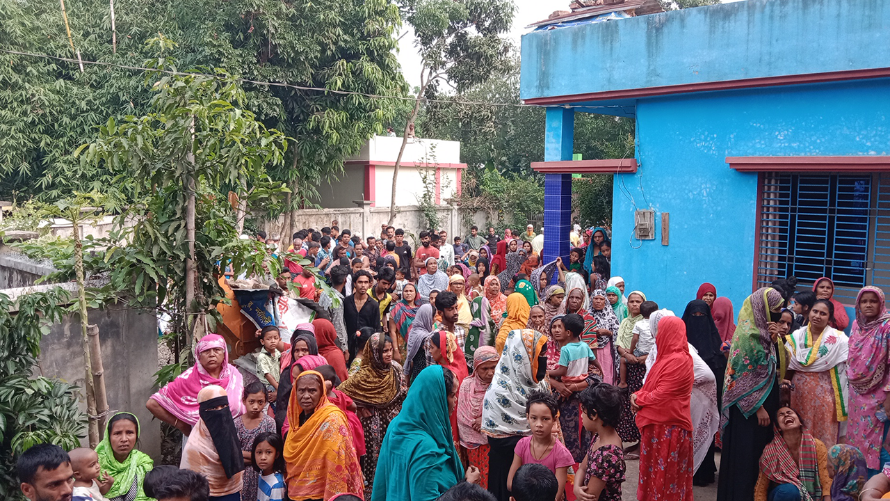 ঘটনাস্থলে উৎসুক জনতার ভিড়। ছবি : ‍কালবেলা
