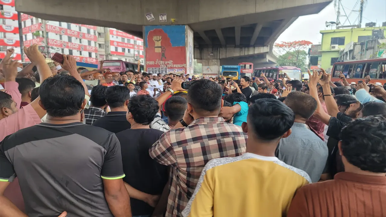 ঢাকা-ময়মনসিংহ মহাসড়ক অবরোধ করে বিক্ষোভ মিছিল ও প্রতিবাদসভা করেছে গাজীপুর ঠিকাদার মালিক সমিতির নেতারা। ছবি : কালবেলা