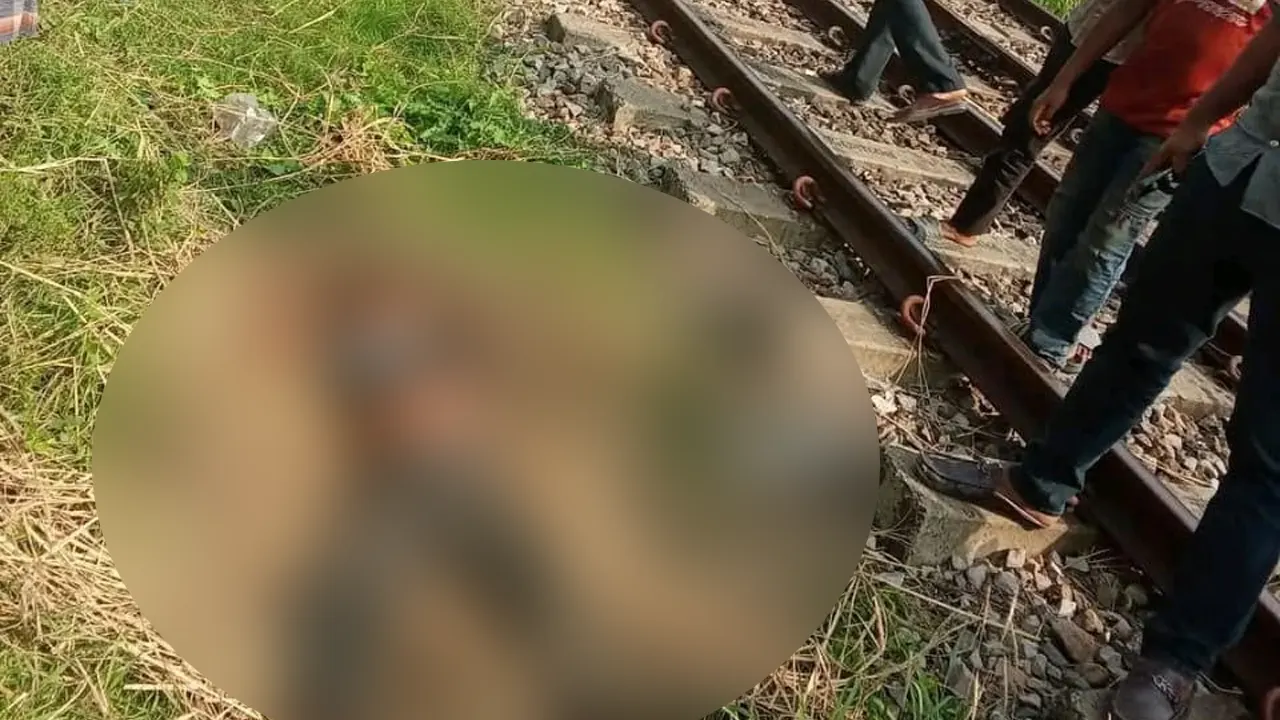 চট্রলা এক্সপ্রেস ট্রেনের ছাদ থেকে পড়ে অজ্ঞাত এক কিশোরের মৃত্যু হয়েছে। ছবি : কালবেলা