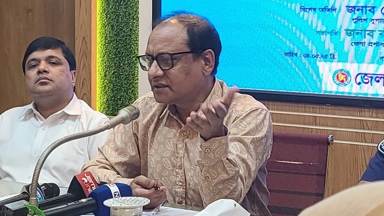 লক্ষ্মীপুরে মাঠ প্রশাসনের কর্মকর্তাদের সঙ্গে প্রাথমিক শিক্ষার উন্নয়নে মতবিনিময় সভায় প্রাথমিক ও গণশিক্ষা মন্ত্রণালয়ের উপদেষ্টা অধ্যাপক ডা. বিধান রঞ্জন রায় পোদ্দার। ছবি : কালবেলা