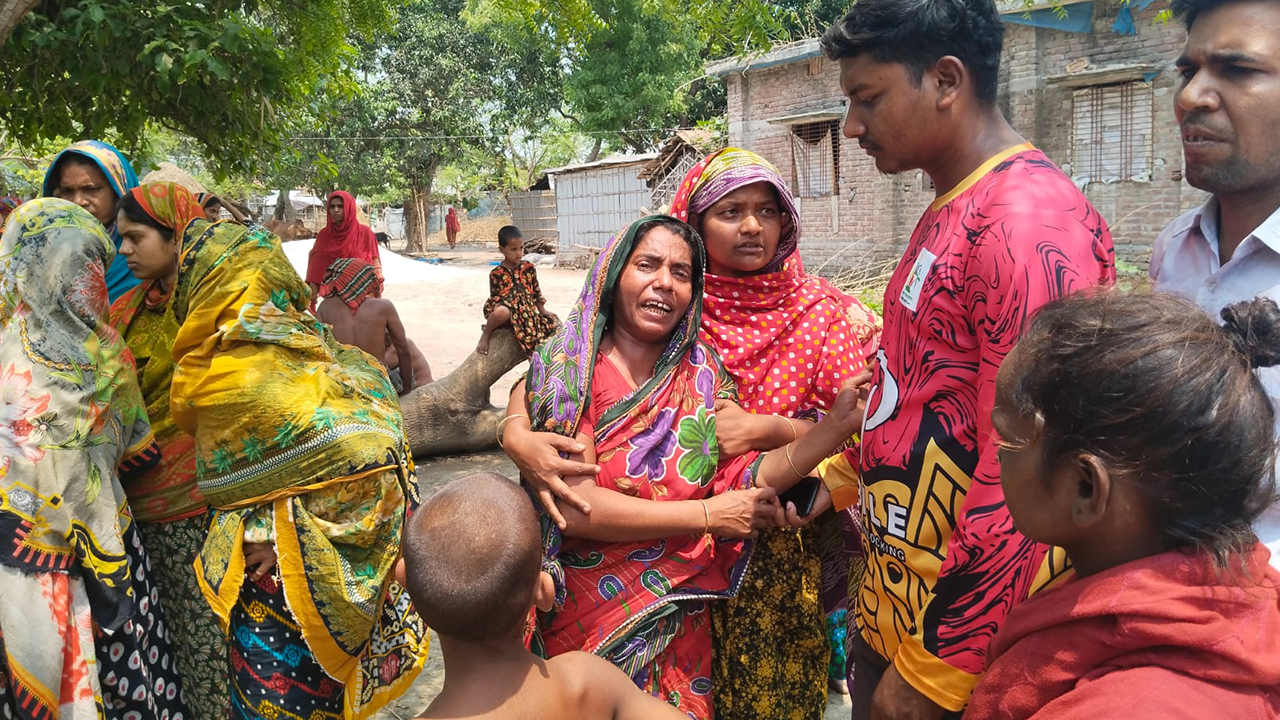 গরুর মৃত্যুতে বিলাপ করতে করতে মূর্ছা যাচ্ছিলেন গৃহবধূ কিমারা বেগম। ছবি : কালবেলা
