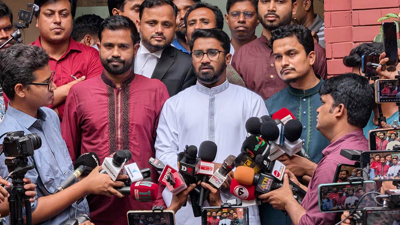 বক্তব্য রাখেন গণঅধিকার পরিষদের সাধারণ সম্পাদক মো. রাশেদ খাঁন। ছবি : কালবেলা