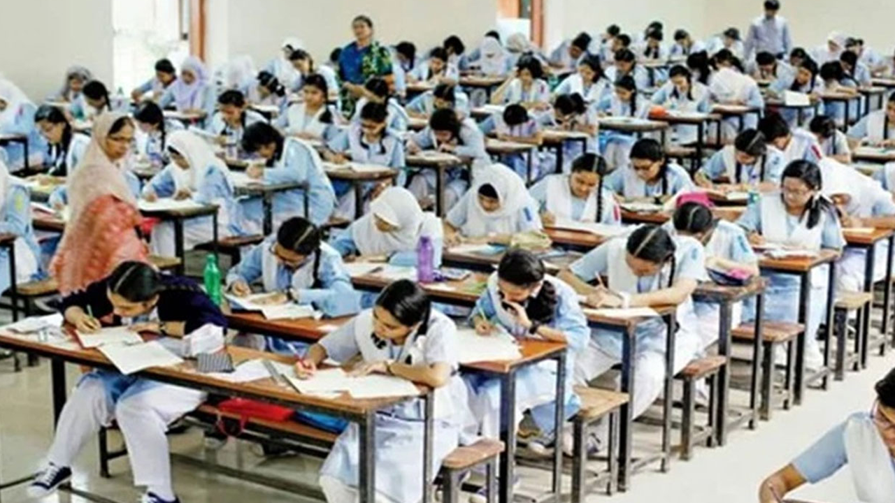 পরীক্ষা দিচ্ছেন শিক্ষার্থীরা। ছবি : সংগৃহীত