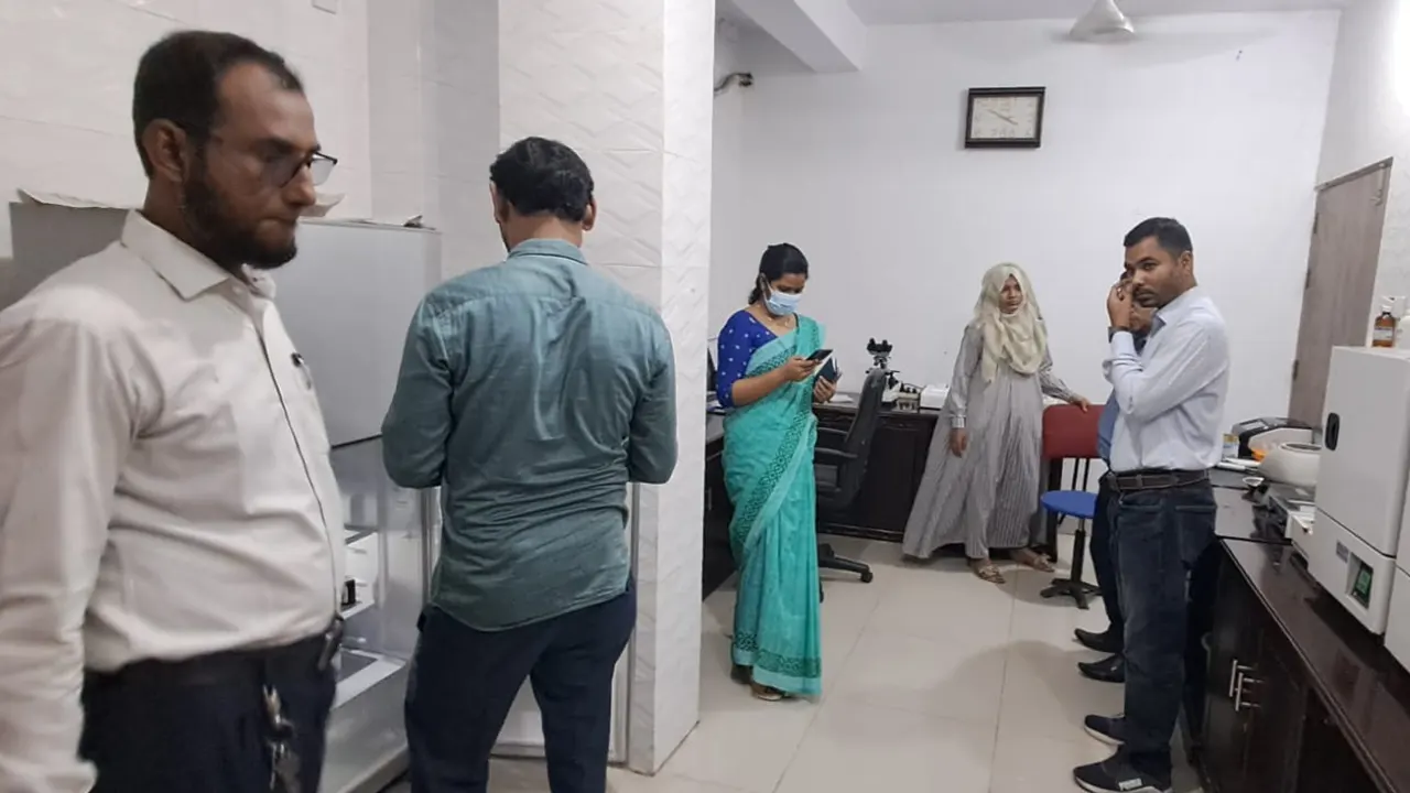 চাঁদপুরের হাজীগঞ্জে হাসপাতাল ও ডায়াগনস্টিক সেন্টারে অভিযান চালায় উপজেলা প্রশাসন। ছবি : কালবেলা