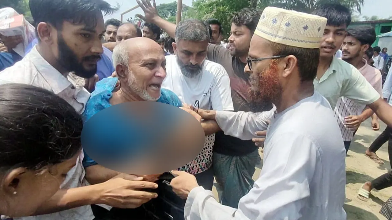 গোপালগঞ্জে শিক্ষার্থীকে সহকারী শিক্ষকের কুপ্রস্তাব দেওয়ার পর বিচার না করায় প্রধান শিক্ষককে গণধোলাই দেন এলাকাবাসী। ছবি : সংগৃহীত