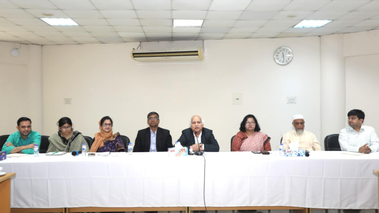 ‘র‍্যাপিড নিডস অ্যাসেসমেন্ট টুলস ভ্যালিডেশন’ শীর্ষক কর্মশালায় অতিথিরা। ছবি : কালবেলা