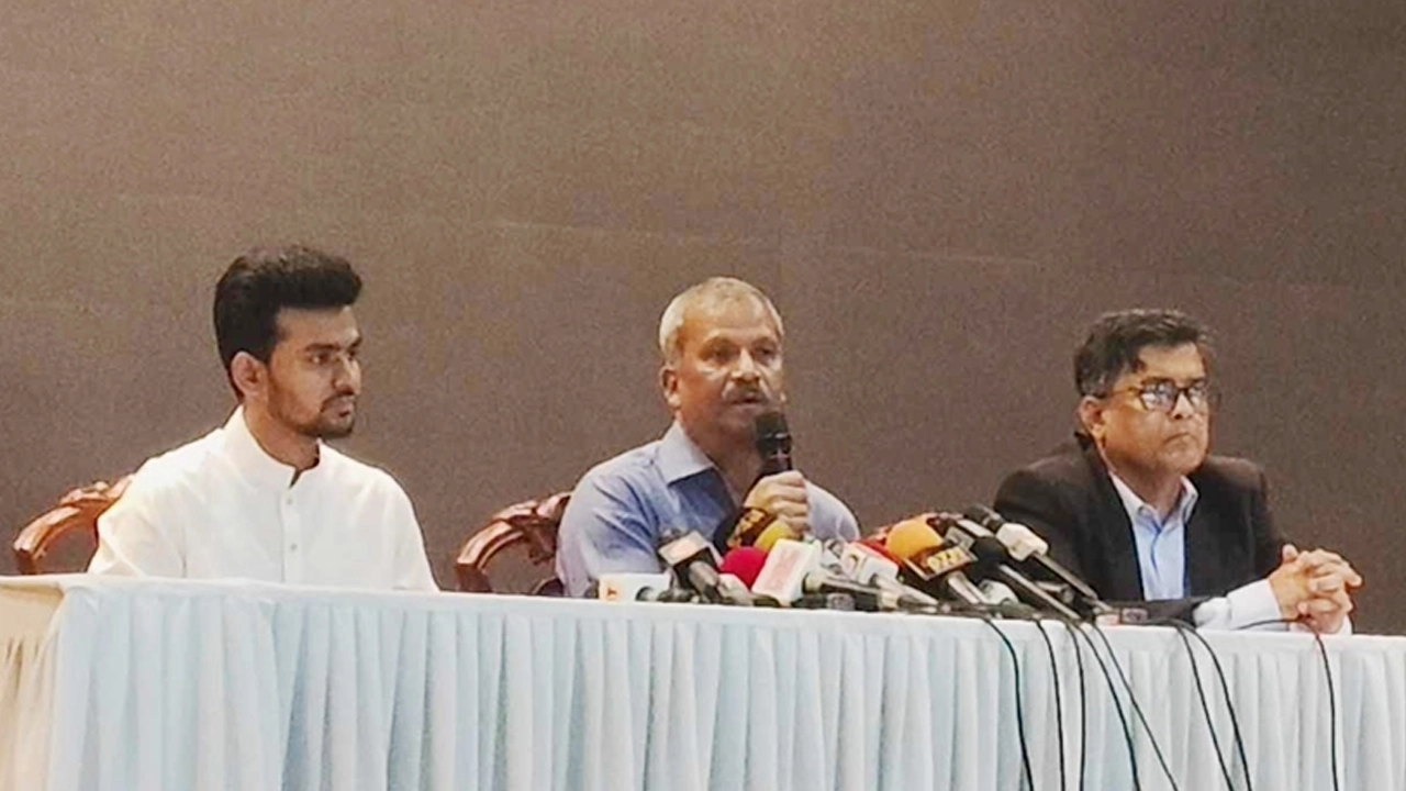 সংবাদ সম্মেলনে আইন উপদেষ্টাসহ অন্যরা। ছবি : সংগৃহীত