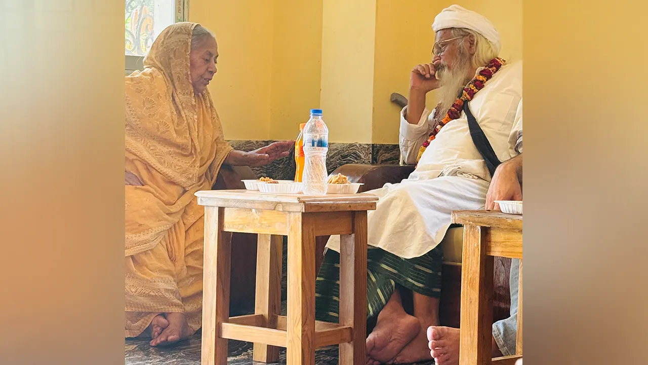 চট্টগ্রামের হাটহাজারীর পুণ্ডরীক ধাম মন্দিরে কারাবন্দি চিন্ময় কৃষ্ণ দাস ব্রহ্মচারীর মায়ের সঙ্গে সাক্ষাৎ করেন কবি ও রাষ্ট্রচিন্তক ফরহাদ মজহার। ছবি : কালবেলা
