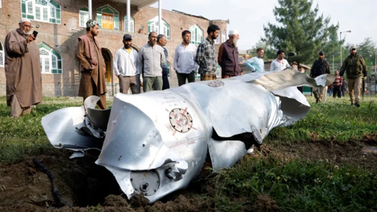 ভারত-নিয়ন্ত্রিত কাশ্মীরের পুলওয়ামার উয়ানে মাটিতে পড়ে থাকা ধাতব ধ্বংসাবশেষ। ছবি : সংগৃহীত