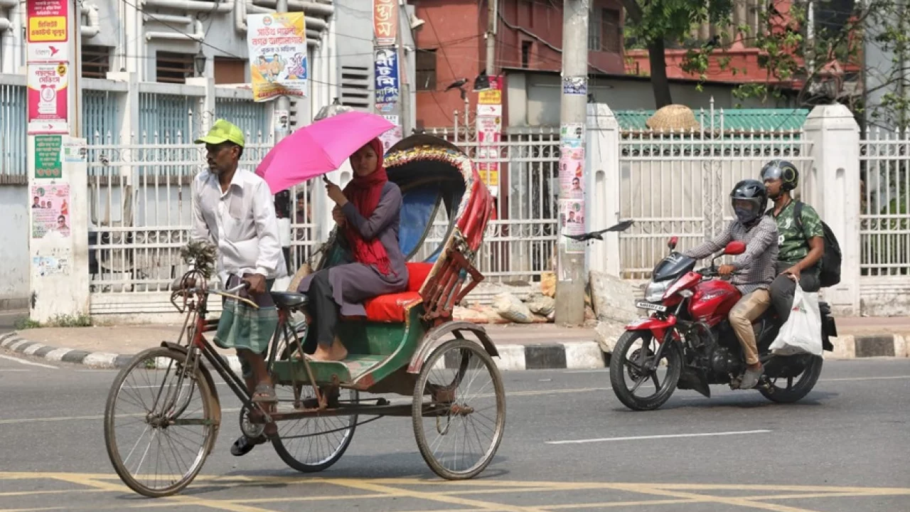 প্রচণ্ড রোদে ঢাকার রাস্তা। পুরোনো ছবি