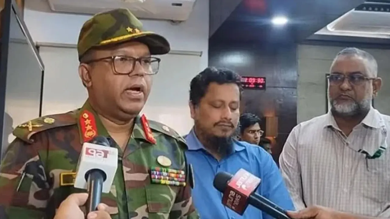 সাংবাদিকদের সঙ্গে কথা বলেন বাংলাদেশ চা বোর্ডের চেয়্যারম্যান মেজর জেনারেল শেখ মো. সরওয়ার হোসেন। ছবি : কালবেলা