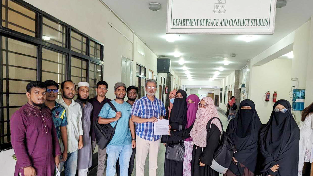 ঢাবি প্রক্টর সহযোগী অধ্যাপক সাইফুদ্দিন আহমদকে লিখিত অভিযোগ দেন শিক্ষার্থীরা। ছবি : কালবেলা
