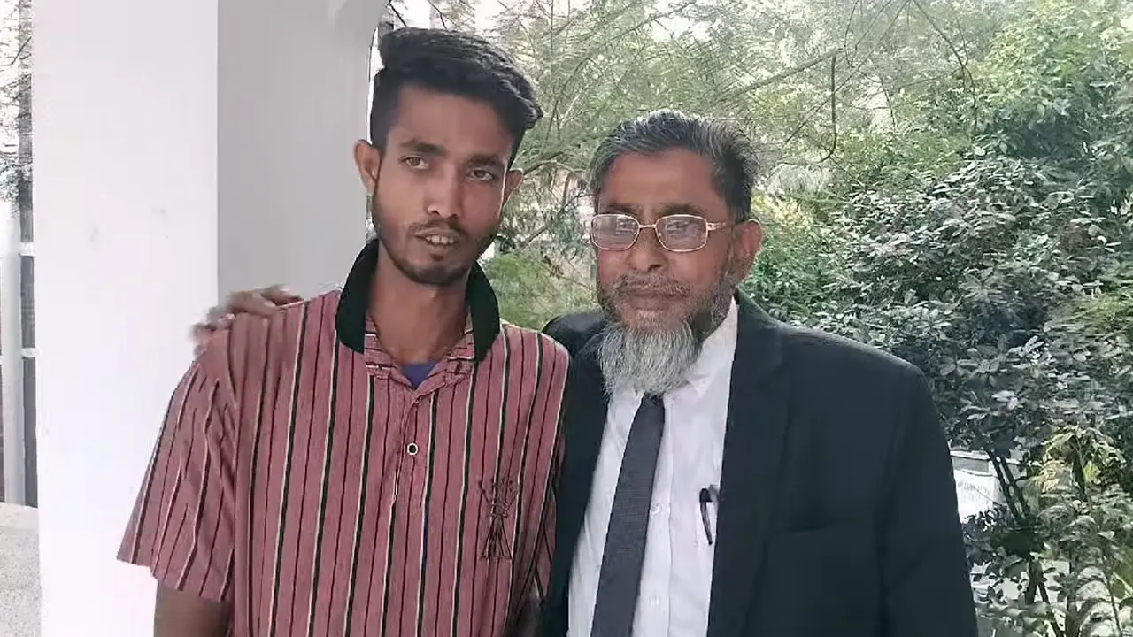 আইনজীবীর সঙ্গে কারাবাস থেকে মুক্তি পাওয়া সাদ্দাম হোসেন। ছবি : কালবেলা