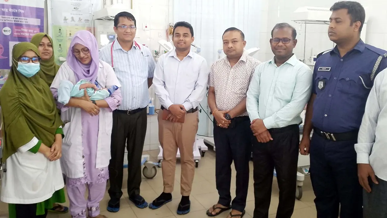 লক্ষ্মীপুরে রাস্তার পাশ থেকে কুড়িয়ে পাওয়া নবজাতককে জাতীয় প্রতিবন্ধী উন্নয়ন ফাউন্ডেশনের শিশু নিবাসে পাঠানো হয়। ছবি : সংগৃহীত