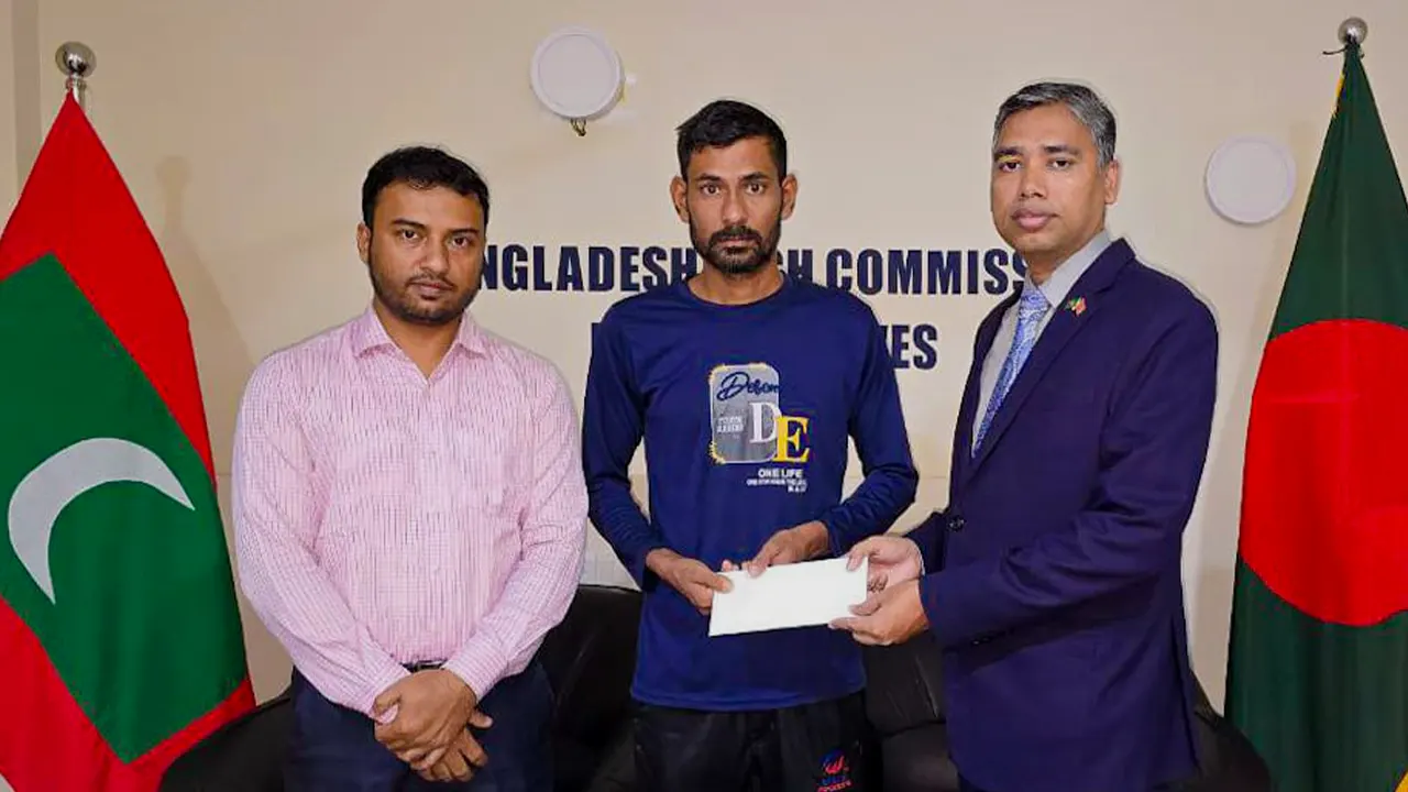 অসুস্থ প্রবাসী বাংলাদেশি মো. আব্দুল মালেক খানকে বিমান টিকেট তুলে দেন ভারপ্রাপ্ত হাইকমিশনার মো. সোহেল পারভেজ। ছবি : কালবেলা