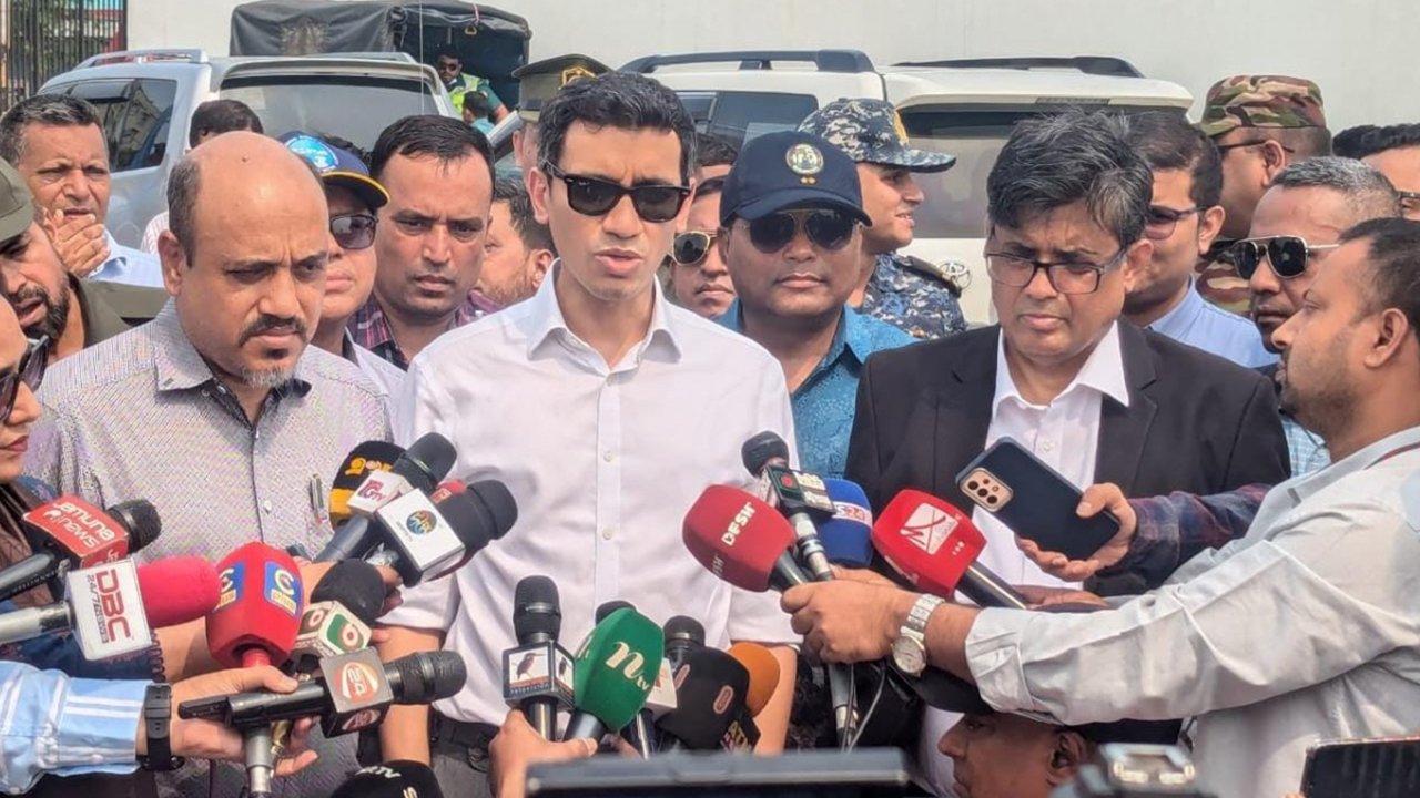 চট্টগ্রামের লালদিয়া চর পরিদর্শন শেষে সাংবাদিকদের সঙ্গে আলাপকালে বিডা চেয়ারম্যান। ছবি : কালবেলা