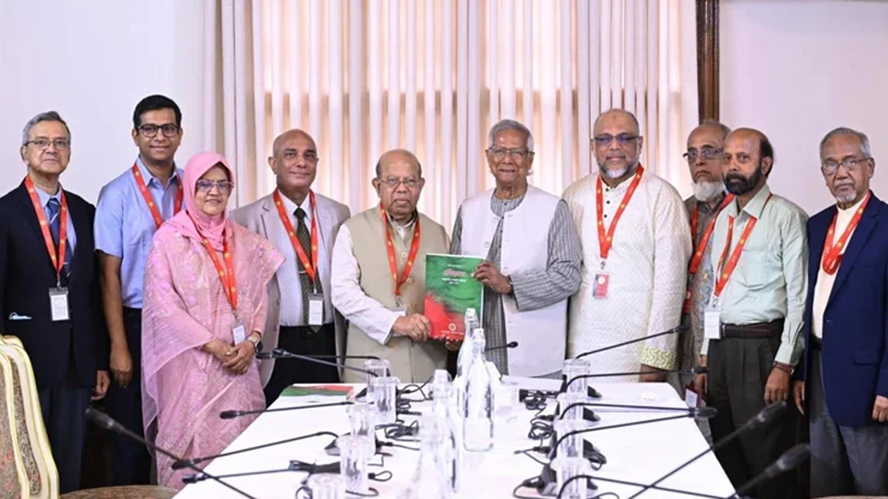 প্রধান উপদেষ্টা অধ্যাপক ড. মুহাম্মদ ইউনূসের কাছে স্বাস্থ্যবিষয়ক সংস্কার কমিশনের প্রতিবেদন জমাদানকালে। পুরোনো ছবি