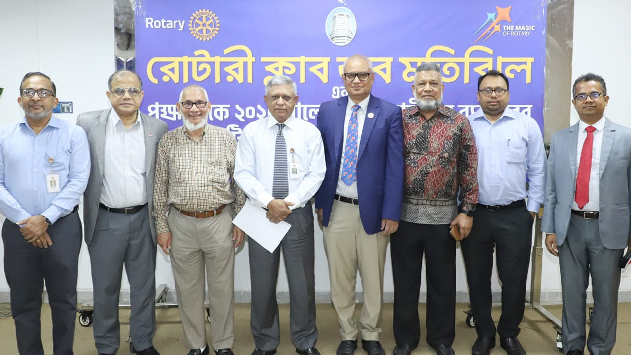রোটারি ক্লাব অব মতিঝিলের হুইল চেয়ার প্রদান অনুষ্ঠানে অতিথিরা। ছবি : সৌজন্য