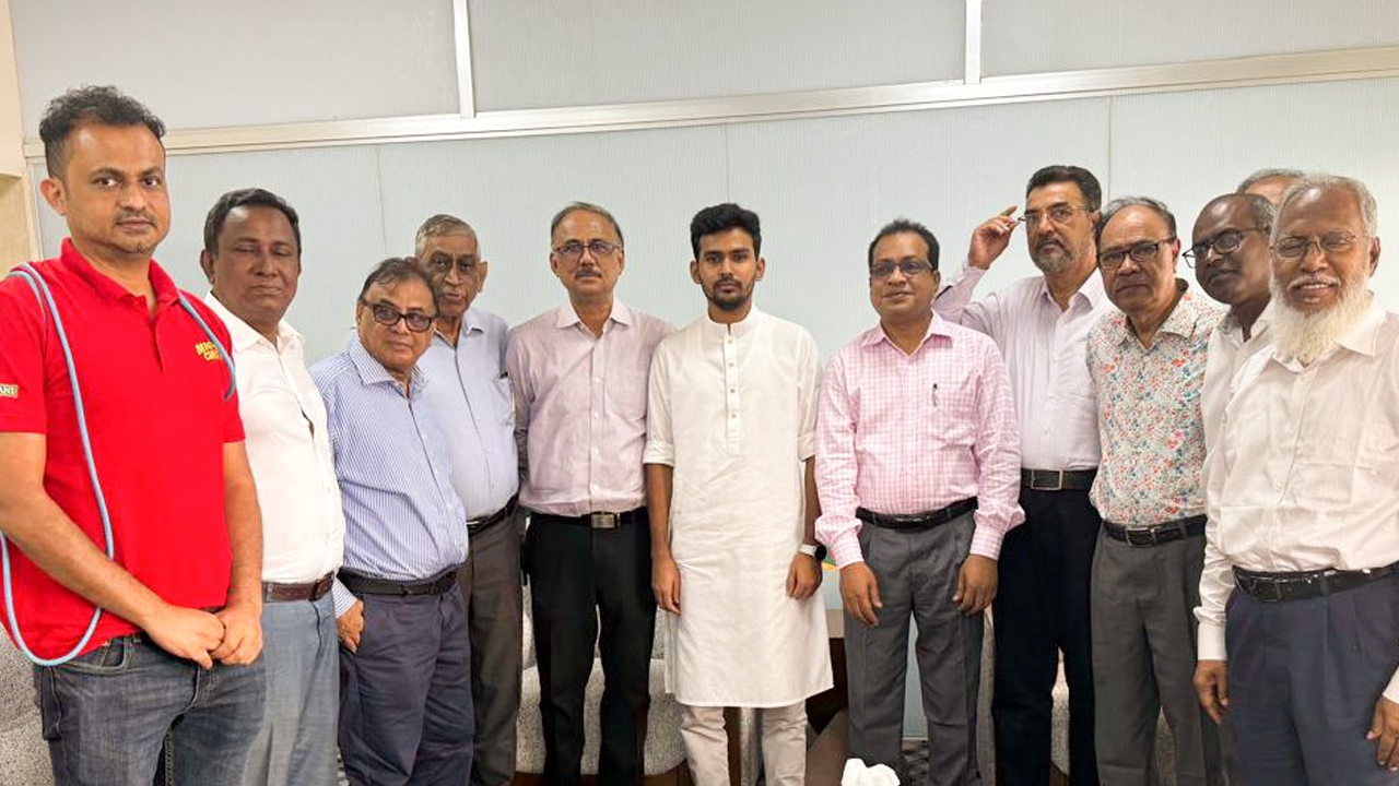 ক্রীড়া উপদেষ্টার সঙ্গে সাক্ষাৎকালে ব্রিজ বিশ্বকাপ কোয়ালিফায়ার দলের খেলোয়াড়রা। ছবি : সংগৃহীত