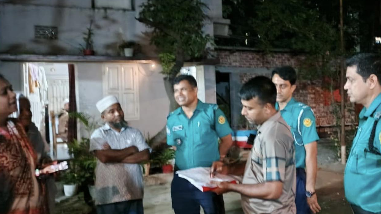 নিখোঁজ সাজেদুল ইসলাম সুমনের বাসায় পুলিশ। ছবি : সংগৃহীত