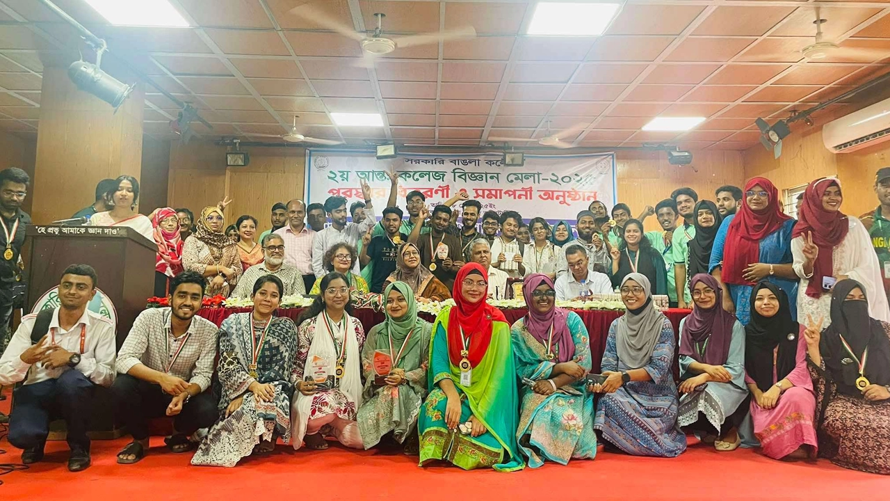 সরকারি বাঙলা কলেজে দুদিনব্যাপী দ্বিতীয় আন্তঃবিভাগ বিজ্ঞানমেলায় বিজয়ীরা। ছবি : কালবেলা