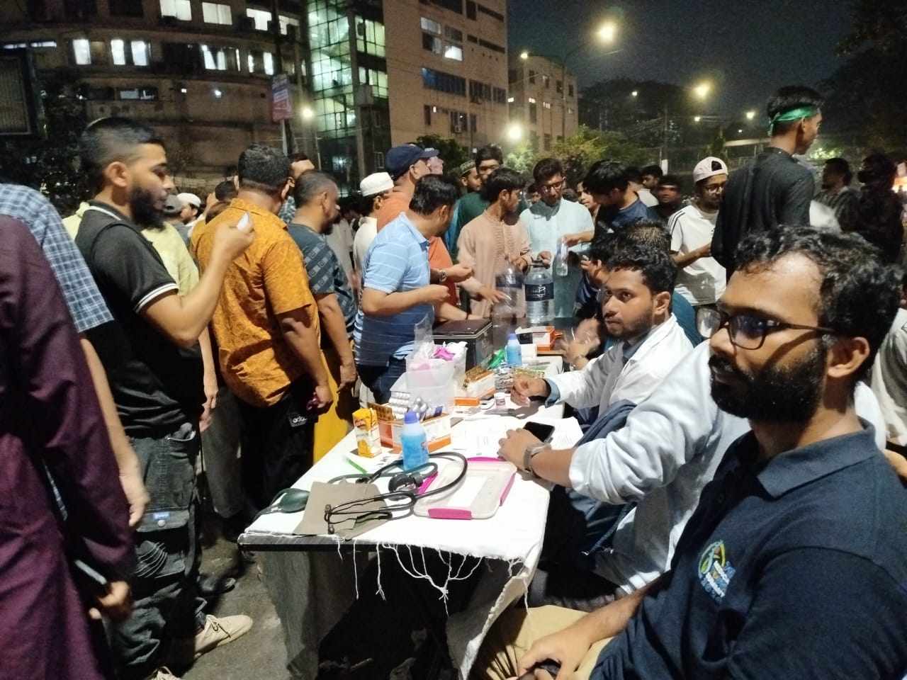 শাহবাগে ফ্রি চিকিৎসাসেবা দিচ্ছে শিবির