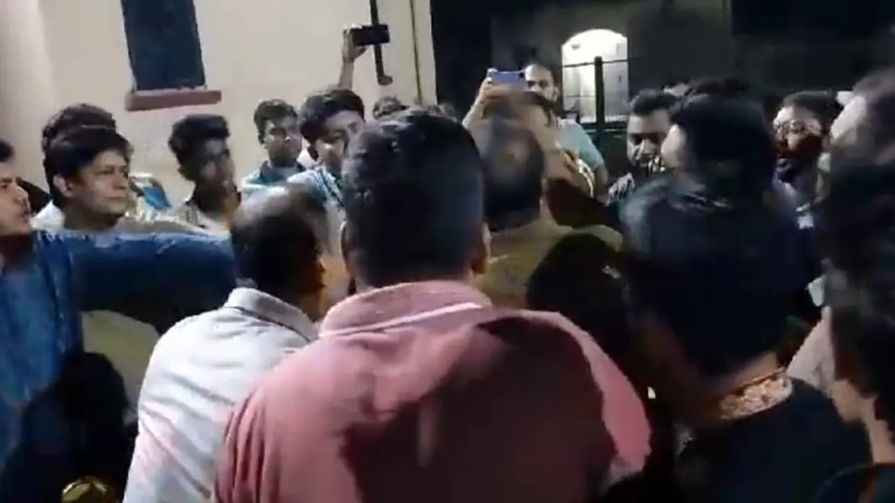 শেরেবাংলা কৃষি বিশ্ববিদ্যালয়ে ছাত্রদলের দুই গ্রুপের মধ্যে হাতাহাতির ঘটনা ঘটেছে। ছবি : কালবেলা