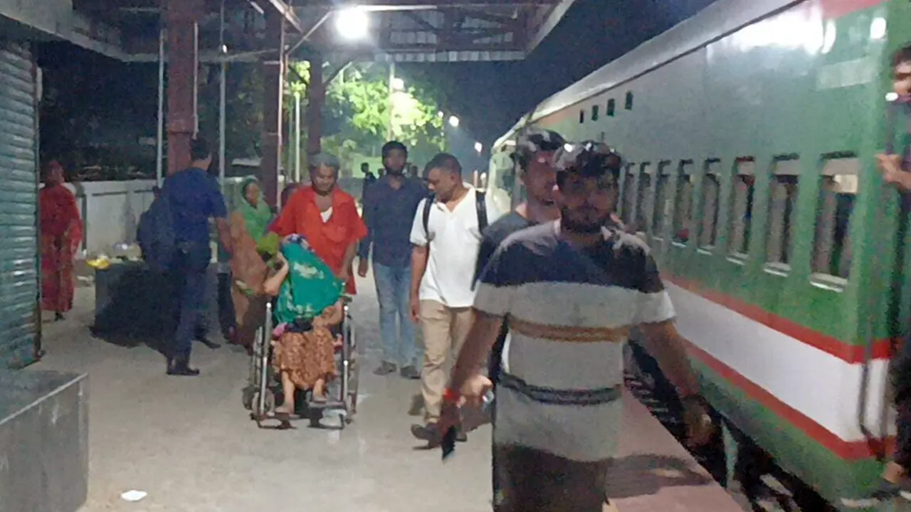 পার্বতীপুর স্টেশনের মাঝামাঝি স্থানে চলন্ত ট্রেনে ওই প্রসূতি সন্তানের জন্ম দেন। ছবি : কালবেলা