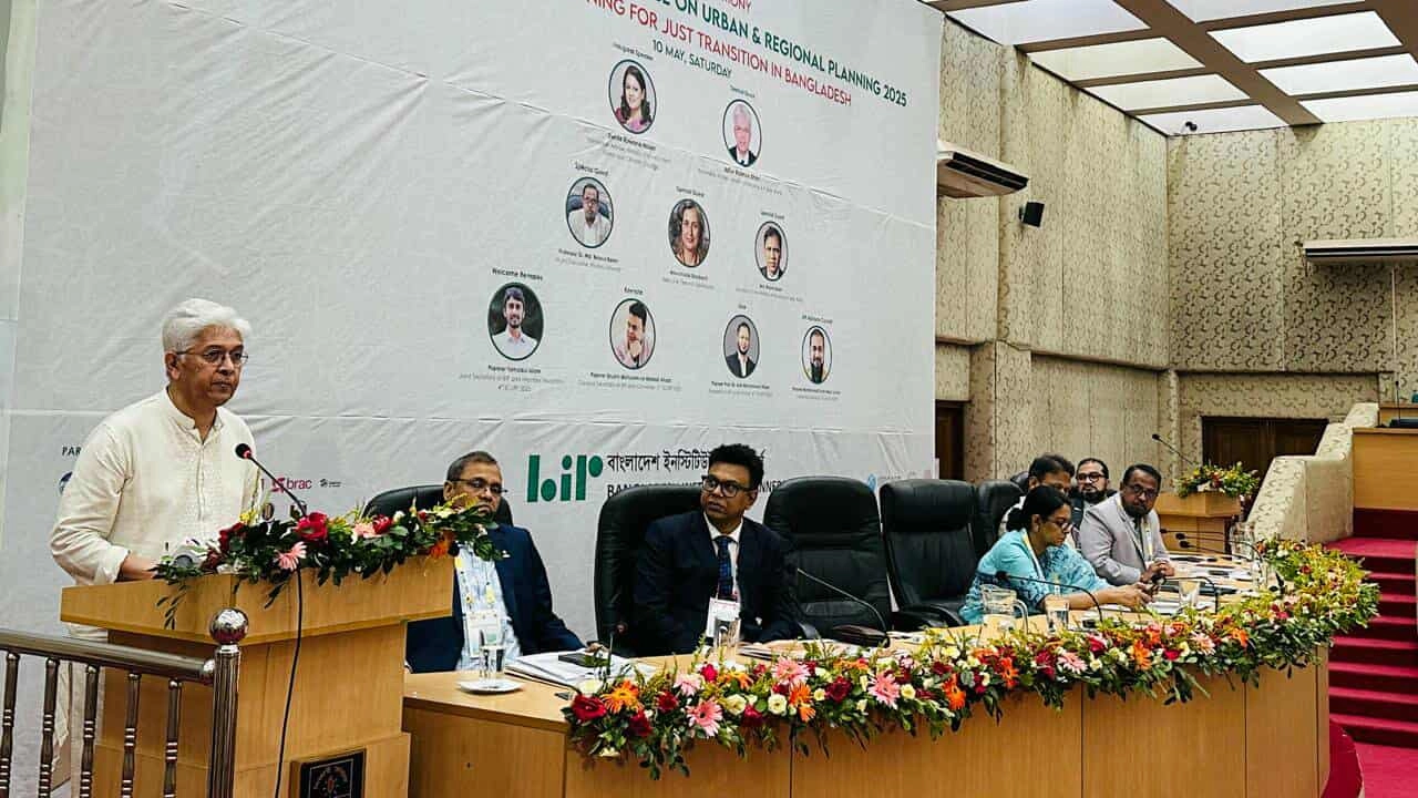 ঢাকা বিশ্ববিদ্যালয়ে এক আন্তর্জাতিক সম্মেলনে বক্তব্য দেন গৃহায়ন ও গণপূর্ত উপদেষ্টা আদিলুর রহমান খান। ছবি : কালবেলা