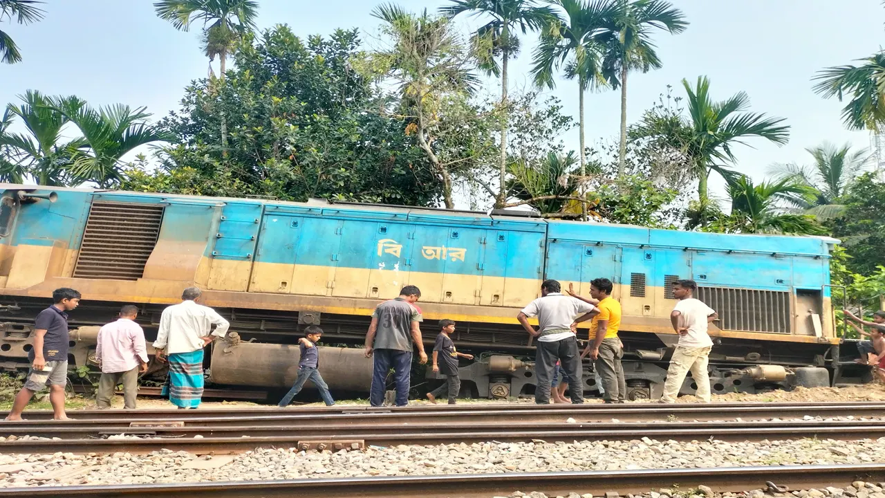 শ্রীমঙ্গল রেলওয়ে স্টেশন ইয়ার্ডের কাছে লাইনচ্যুত হওয়া তেলবাহী ট্রেন। ছবি : কালবেলা