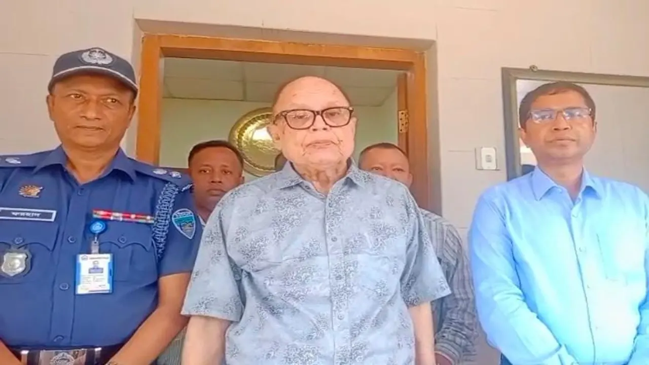 রাঙামাটিতে মতবিনিমিয় সভায় খাদ্য উপদেষ্টা আলী ইমাম মজুমদার। ছবি : কালবেলা