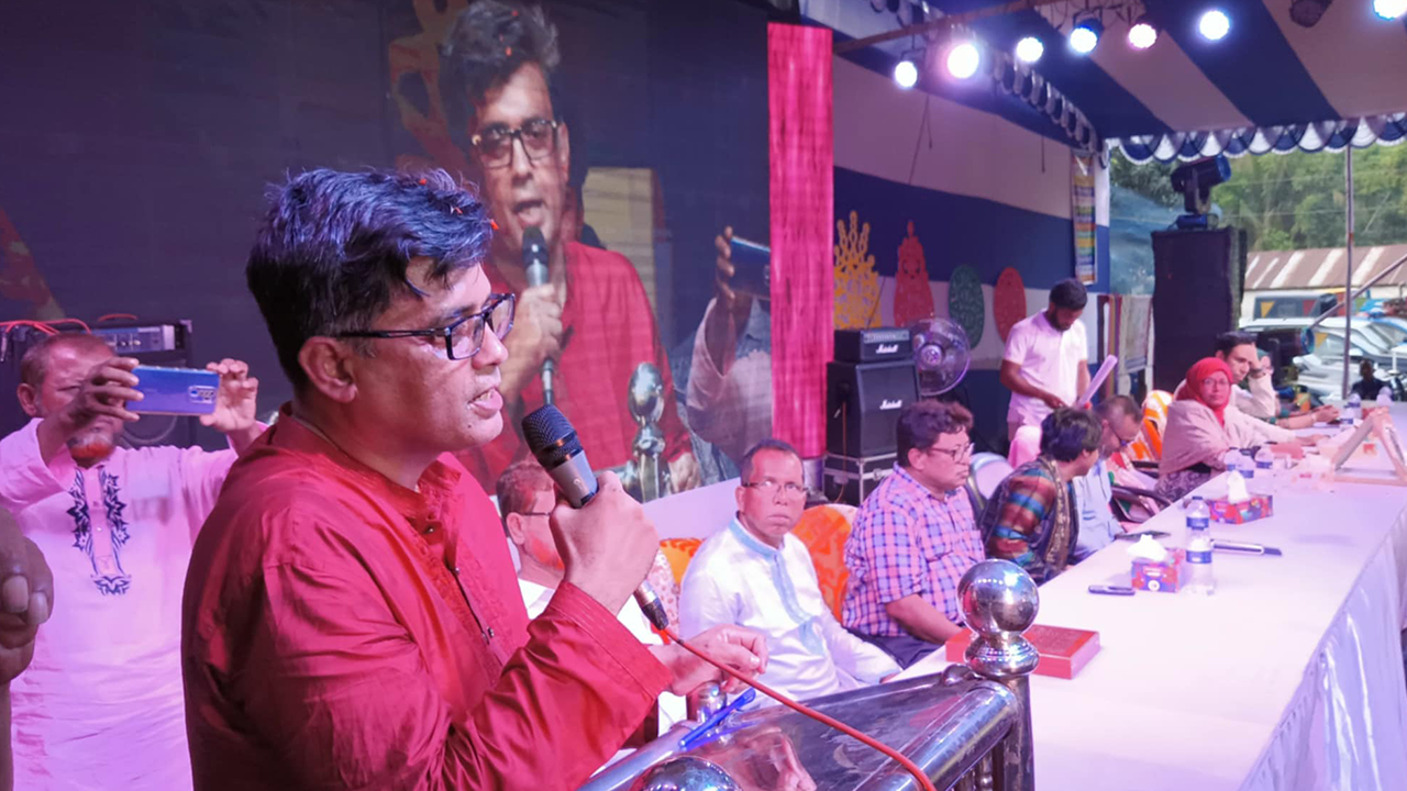 যশোরের কেশবপুরে বিদ্যালয়ের পুনর্মিলনী অনুষ্ঠানে বক্তব্য দেন মো. শফিকুল আলম। ছবি : কালবেলা