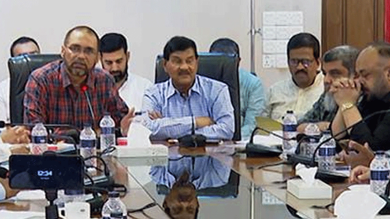 রাজধানীর বিজয়নগর হোটেল একাত্তরে সিএনজি ফিলিং স্টেশন ব্যবসায়ী ঐক্য ফোরামের সংবাদ সম্মেলন। ছবি  : সংগৃহীত