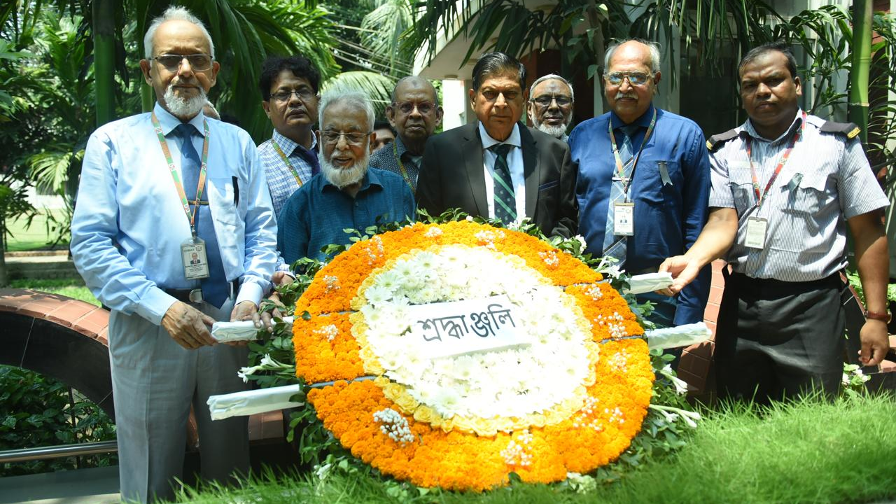 ড. মিয়ানের কবরস্থানে পুষ্পস্তবক অর্পণকালে। ছবি : সংগৃহীত