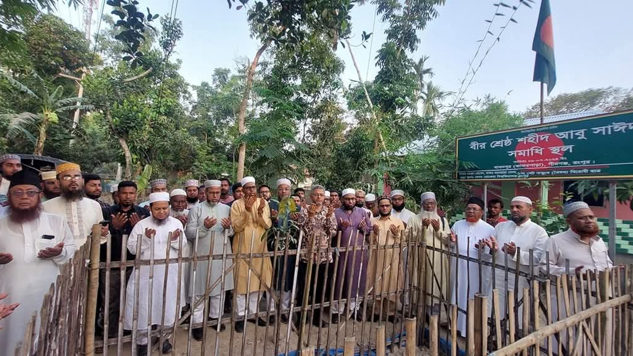 শহীদ আবু সাঈদের কবর জিয়ারত। ছবি : কালবেলা
