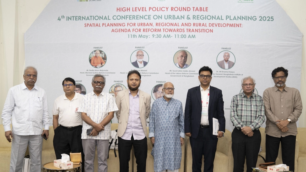 ‘স্প্যাশিয়াল প্ল্যানিং ফর আরবান অ্যান্ড রুরাল ডেভেলপমেন্ট : এজেন্ডা ফর রিফর্ম টোয়ার্ডস ট্রানজিশান’ শীর্ষক বৈঠকে অধ্যাপক ড. তোফায়েল আহমেদ ও অন্যরা। ছবি : কালবেলা