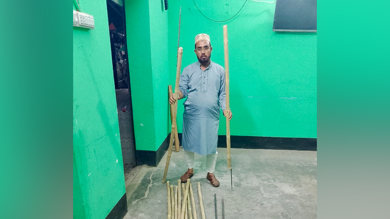 গ্রেপ্তার মৎস্যজীবী দল নেতা। ছবি : কালবেলা