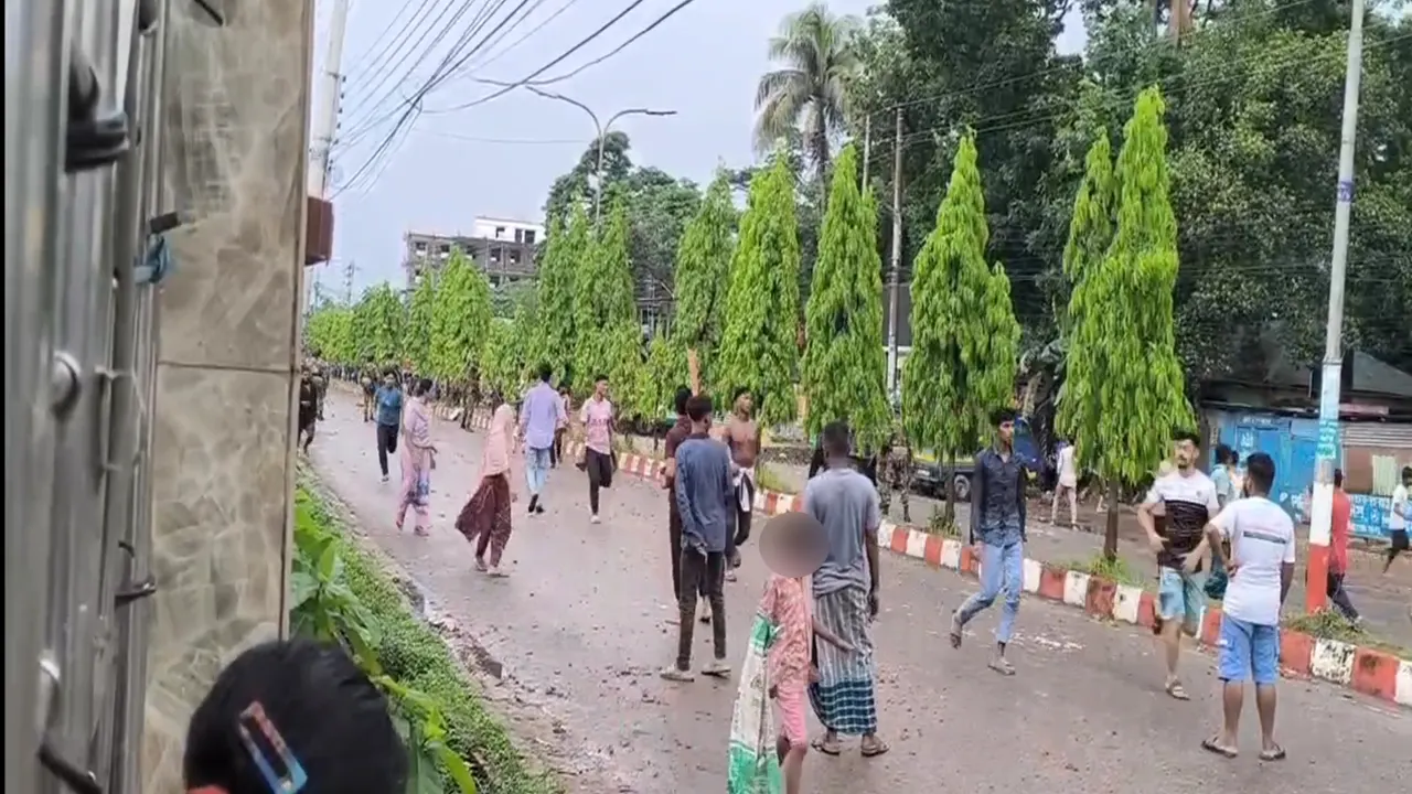 অটোরিকশায় যাত্রী উঠানোকে কেন্দ্র করে সংঘর্ষে একপক্ষের অবস্থান। ছবি : কালবেলা